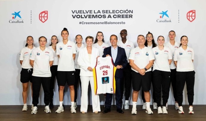 CaixaBank ha entregado la camiseta oficial del Mundial a la selección femenina de baloncesto.