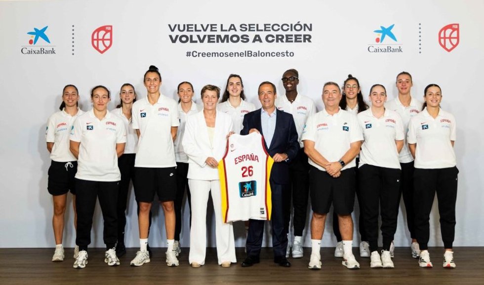 CaixaBank ha entregado la camiseta oficial del Mundial a la selección femenina de baloncesto.