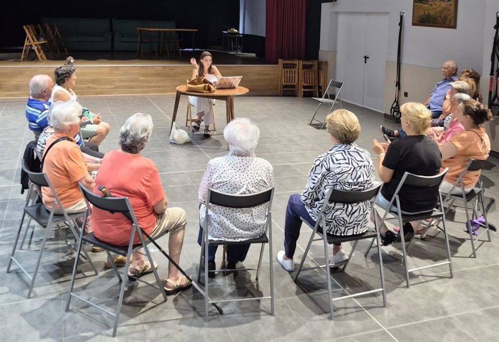 Filandón con personas mayores de San Román de la Vega (León).