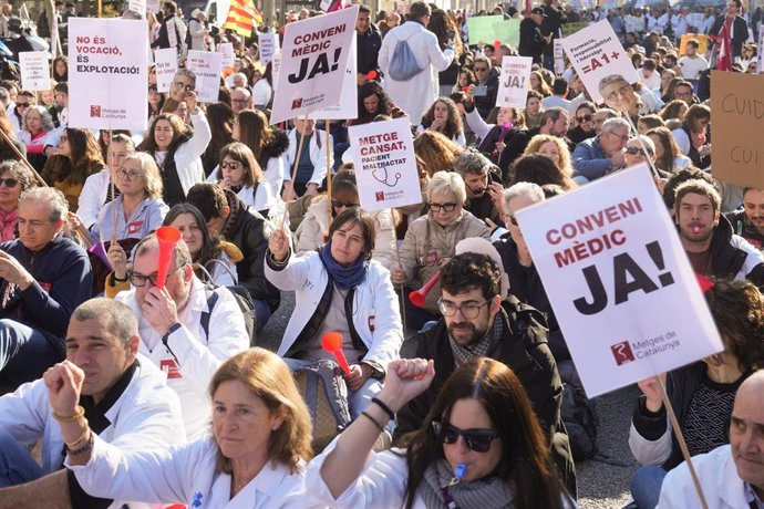 Archivo - Manifestació de Metges de Catalunya, a 15 de gener de 2026, a Barcelona, Catalunya (Espanya).