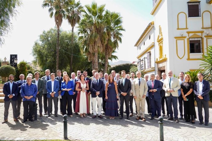 La consejera de Vivienda, Juventud y Ordenación del territorio, Rocío Díaz, mantienen en Antequera una reunión con representantes de Fadeco para abordar la construcción de vivienda protegida.