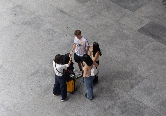 Archivo - Varias personas con maletas en la estación de Puerta de Atocha-Almudena Grandes, a 19 de junio de 2024, en Madrid