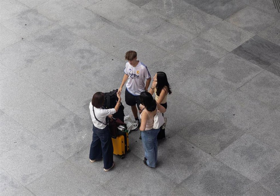 Archivo - Varias personas con maletas en la estación de Puerta de Atocha-Almudena Grandes, a 19 de junio de 2024, en Madrid