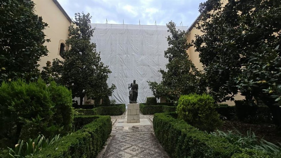 Instalación de andamiaje para inspección y reparación de cubierta afectada por el sismo en el patio de Carlos V del Hospital Real