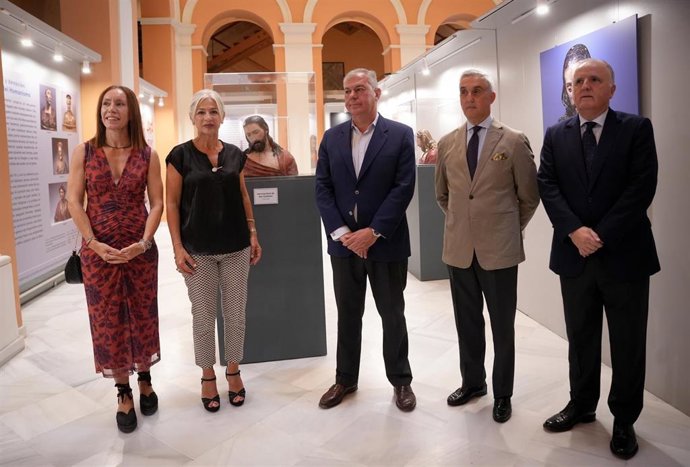 La consejera de Cultura, Patricia del Pozo, y el alcalde de Sevilla, José Luis Sanz, en la exposición celebrada en el Ayuntamiento de Sevilla por el Centenario de la Hdad. De San Esteban.