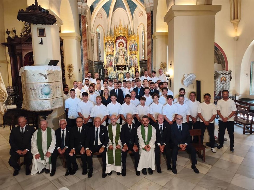 Foto de familia de la plantilla y directiva del Real Betis tras la visita a la patrona de Alcalá, la Virgen del Águila