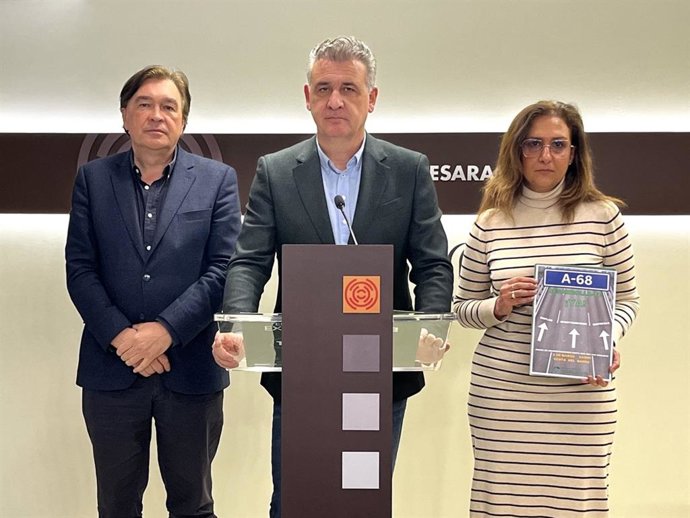 Archivo - Los diputados de Aragón-Teruel Existe: Tomás Guitarte, Joaquín Moreno y Pilar Buj.