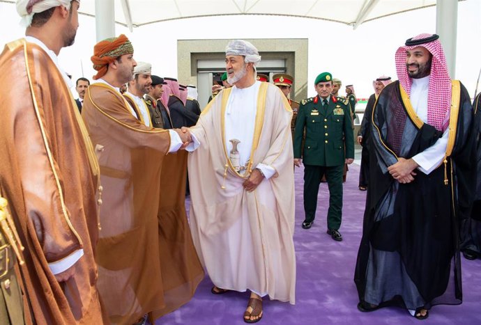 1º de setembro de 2026, Ramallah, Cisjordânia, Arábia Saudita: O príncipe herdeiro saudita Mohammed bin Salman recebe o sultão de Omã, Haitham bin Tariq, na chegada deste a Jeddah, na Arábia Saudita, em 1º de setembro de 2026