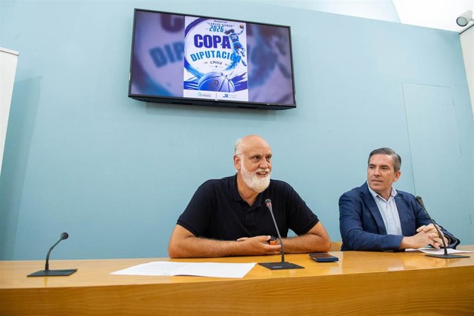 El vicepresidente segundo y responsable de Deportes de la Diputación de Cádiz, Javier Vidal, y el delegado en Cádiz de la Federación Andaluza de Baloncesto, Adolfo Magrañal, presentando un torneo de baloncesto preparatorio.
