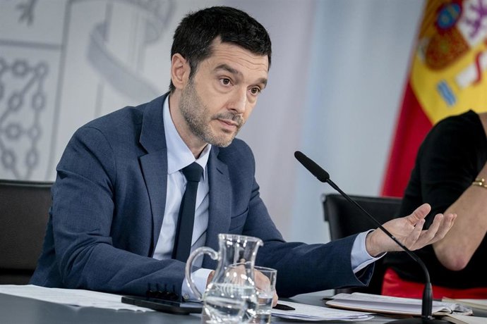 Archivo - El ministro de Derechos Sociales, Consumo y Agenda 2030, Pablo Bustinduy, durante la rueda de prensa tras el Consejo de Ministros, a 14 de julio de 2026, en Madrid (España).