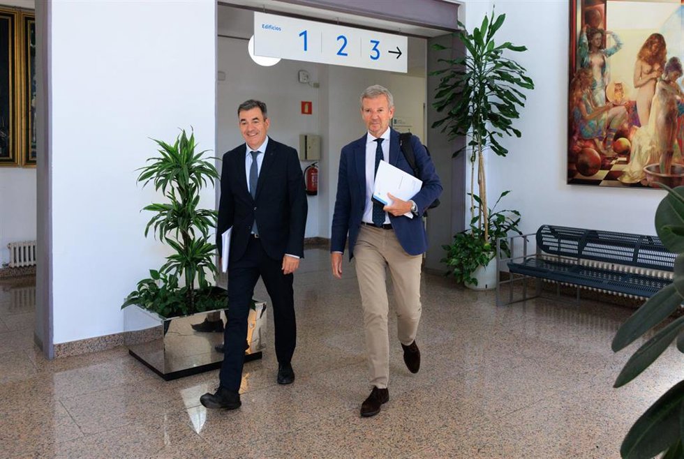 El presidente gallego, Alfonso Rueda, acompañado por el conselleiro de Educación, Ciencia, Universidades e FP, Román Rodríguez