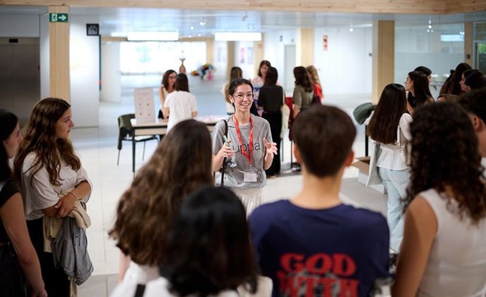 Alumnado de la UPNA de nuevo ingreso, en los estands del edificio de Ciencias de la Salud