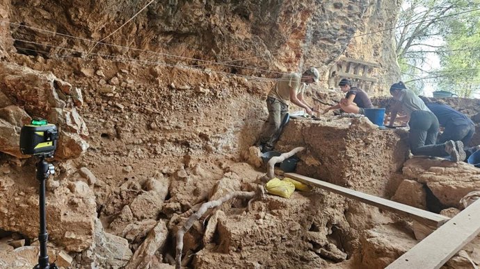 La campaña de excavación desarrollada este verano ha permitido definir con mayor precisión el área de ocupación situada en la boca de la cavidad, con registros neandertales en torno a hace 40.000 años