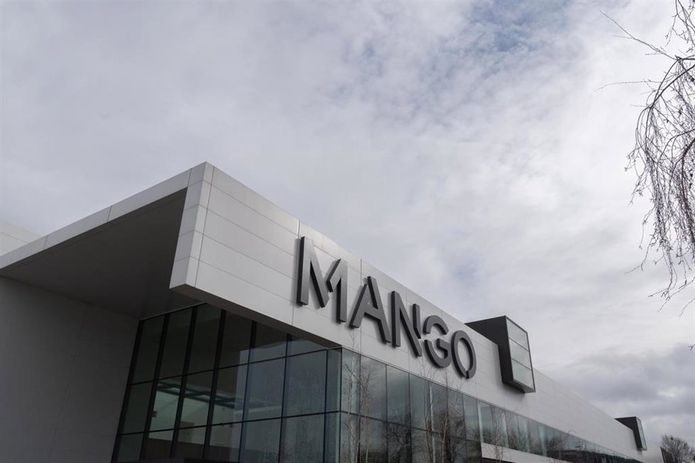 Archivo - Exterior de la sede de Mango en Barcelona.