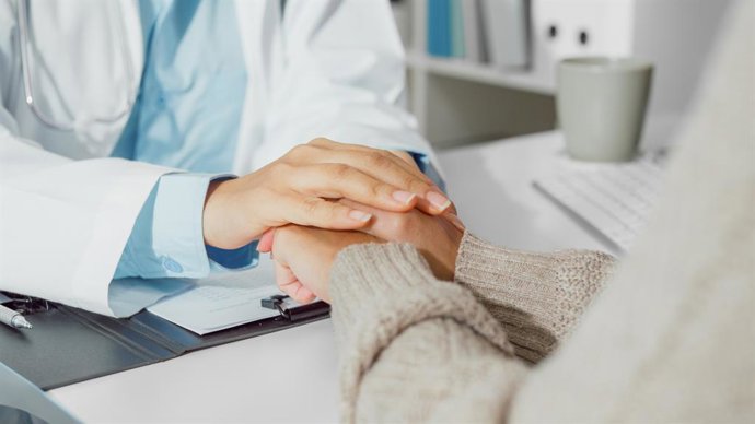 Archivo - Arquivo - Imagem de arquivo mostrando um médico e um paciente.