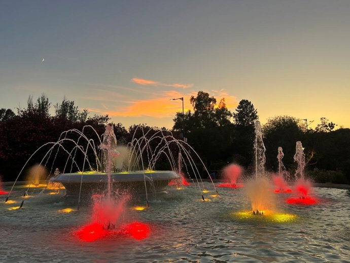 Archivo - Las fuentes del Parque Grande se iluminan con los colores de la bandera de España