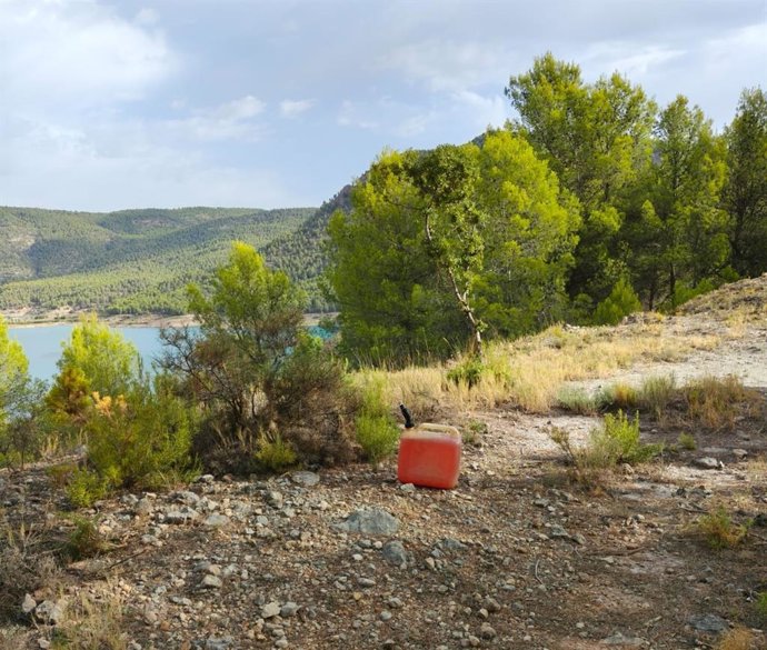 La Policia Local evita un possible incendi a Montanejos després de localitzar un bidó de combustible en la muntanya