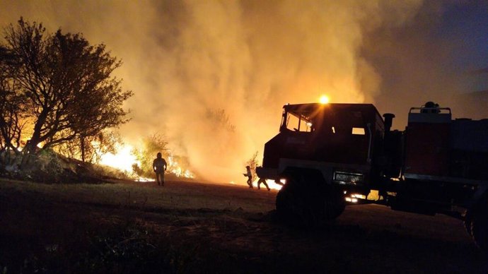 Archivo - Incendio forestal en Valderredible en foto de archivo