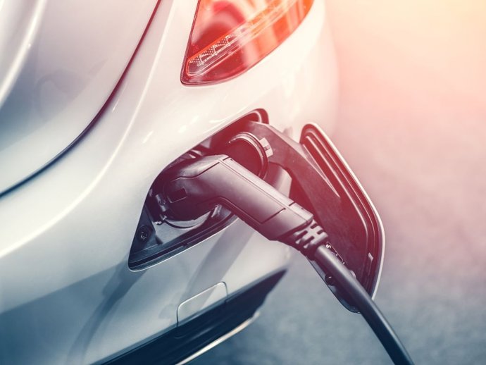 Un coche eléctrico cargándose