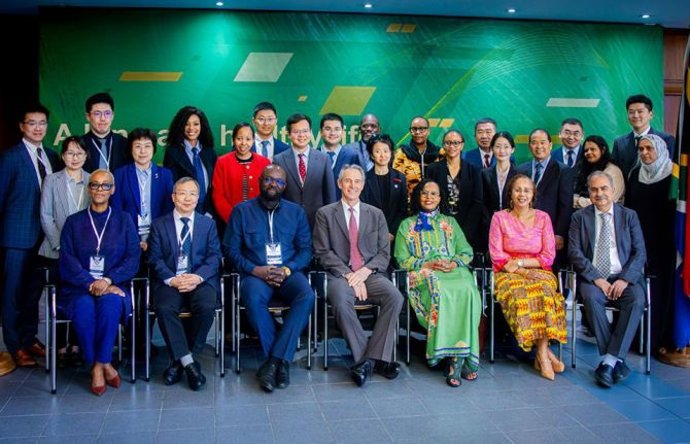 Foto da parceria entre a ONUSIDA, a SADC, a GHII, o Governo da África do Sul, o Governo da China, empresas farmacêuticas chinesas e parceiros regionais e globais.