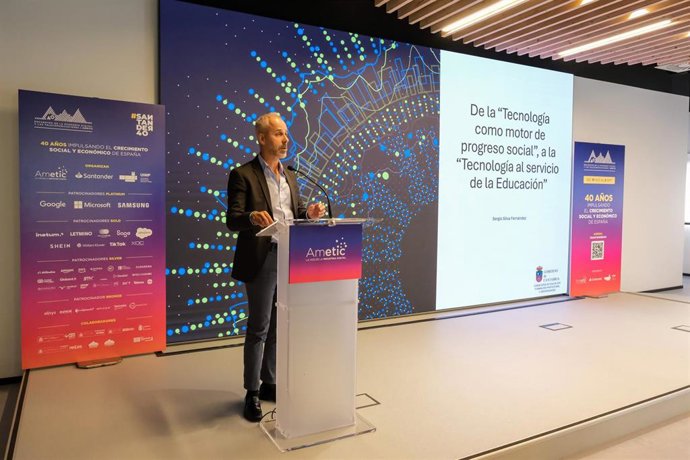 El consejero de Educación, Sergio Silva, participa en el 40° Encuentro de la Economía y las Telecomunicaciones AMETIC, con la ponencia: ‘La tecnología al servicio de la Educación’.