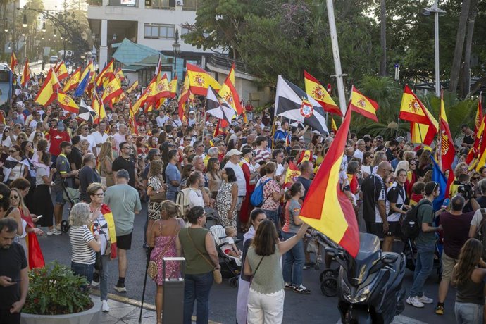 Decenas de personas durante una manifestación pacífica en Ceuta, en una imagen de archivo