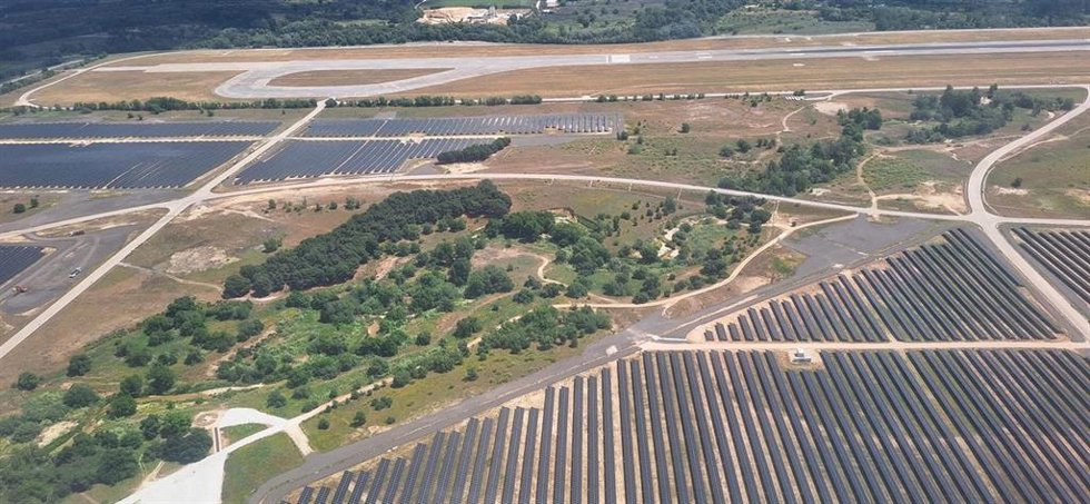 Asociación de Afectados del Vuelo JK5022 confían en que Puente ordene retirar las placas solares junto al monumento.