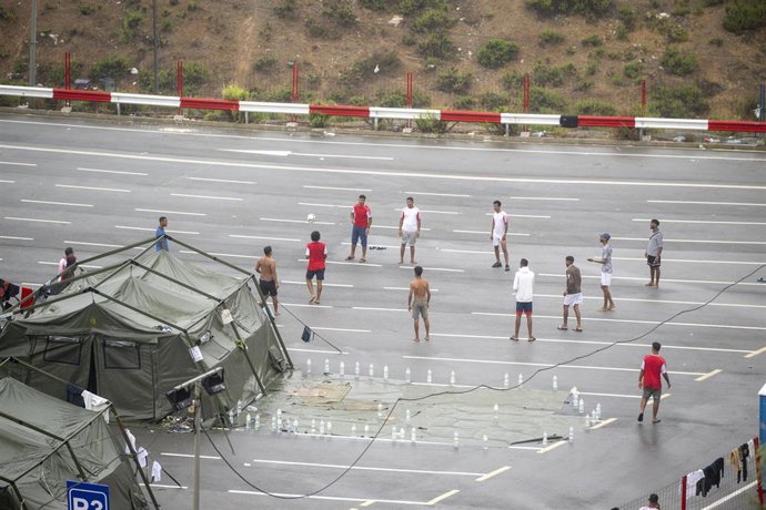 Varios inmigrantes en un Centro de Estancia Temporal, a 1 de septiembre de 2026, en Ceuta (España). La Policía ha practicado tres expulsiones de personas con vínculos con el radicalismo de carácter yihadista detectadas en Ceuta tras la entrada masiva a la