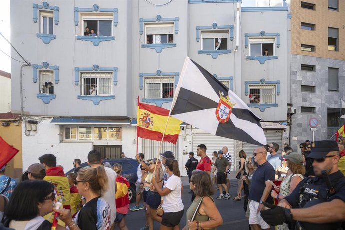 Decenas de personas durante una manifestación pacífica en Ceuta. Imagen de archivo.