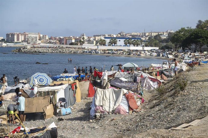 Decenas de migrantes asentados de nuevo en la playa del Trampolín, a 31 de agosto de 2026, en Ceuta (España). 