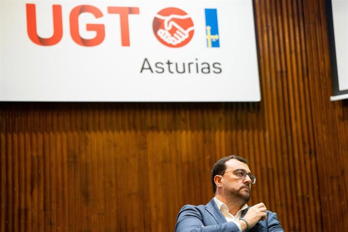 El presidente del Principado de Asturias, Adrián Barbón, en la inauguración de la Escuela internacional de verano Manuel Fernández López 'Lito',organizada por UGT Asturias.