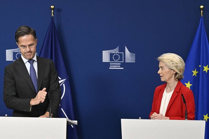 Archivo - Arquivo - 30 de setembro de 2025, Bélgica, Bruxelas: Mark Rutte, secretário-geral da OTAN (à esquerda), e Ursula Von der Leyen, presidente da Comissão Europeia, fazem declarações na sede da Comissão Europeia, em Bruxelas. Suas declarações se con