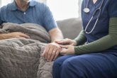Foto: Una enfermera de salud mental pide reforzar la atención fuera de las consultas con familias y grupos