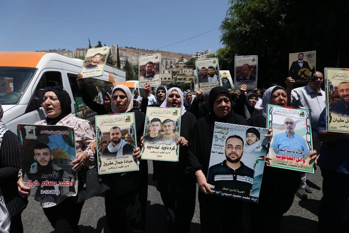 3 de agosto de 2026, Nablus, Palestina, Estado de: NABLUS, Cisjordânia — 3 de agosto de 2026: Palestinos participam de um protesto em comemoração ao Dia Internacional de Solidariedade com os Prisioneiros Palestinos nas prisões israelenses, na cidade de Na