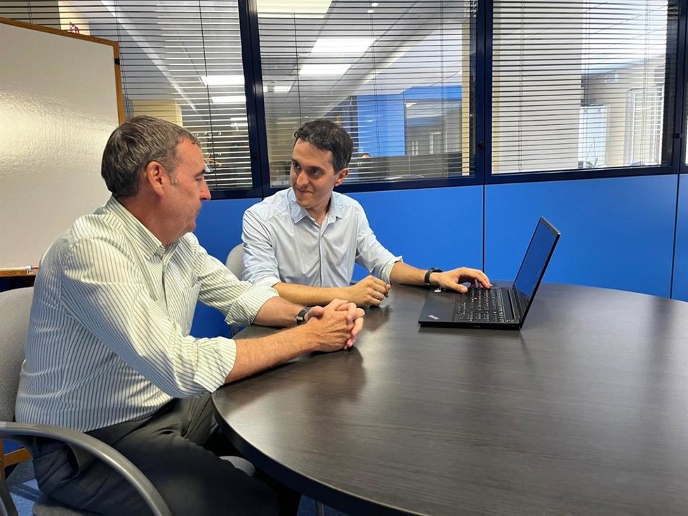 El concejal de Innovación y Digitalización Administrativa, Luis García Millán (d).