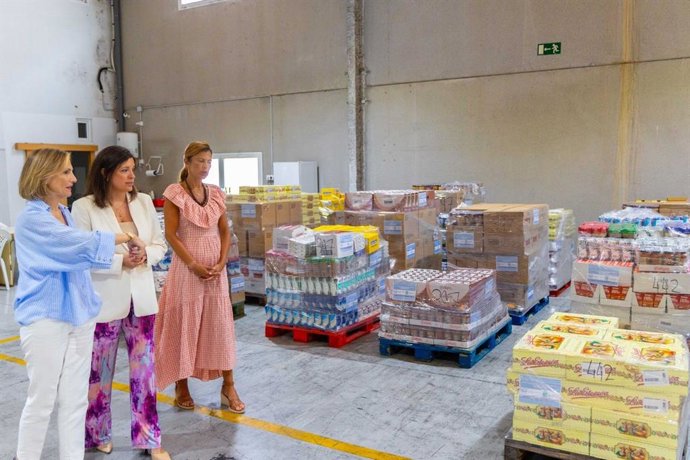 La alcaldesa de San Fernando, Patricia Cavada, en una visita al Banco de Alimentos de Cádiz