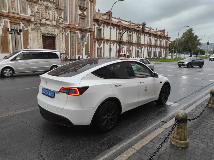 Archivo - Un taxi eléctrico en un día de lluvia en Córdoba.
