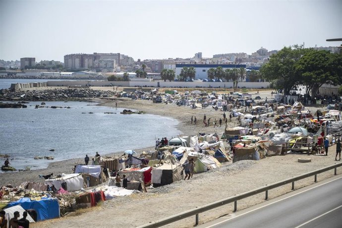 Varios inmigrantes acampados en una playa en Ceuta.