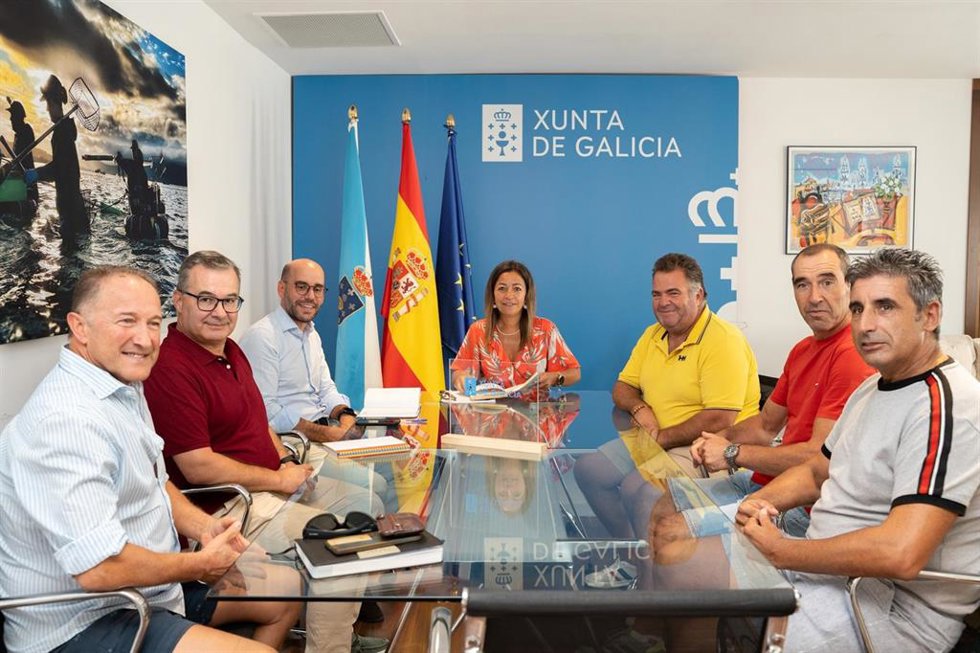 Xunta y mejilloneros de Arousa abordan la evolución de la campaña y la situación de la actividad
