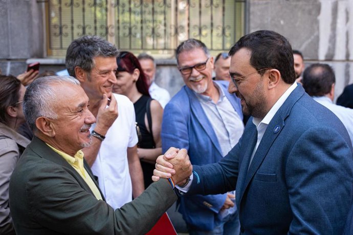 El secretario general de UGT, Pepe Álvarez, y el presidente del Principado, Adrián Barbón, se saludan al inicio de la escuela internacional de verano Manuel Fernández López 'Lito' en Oviedo