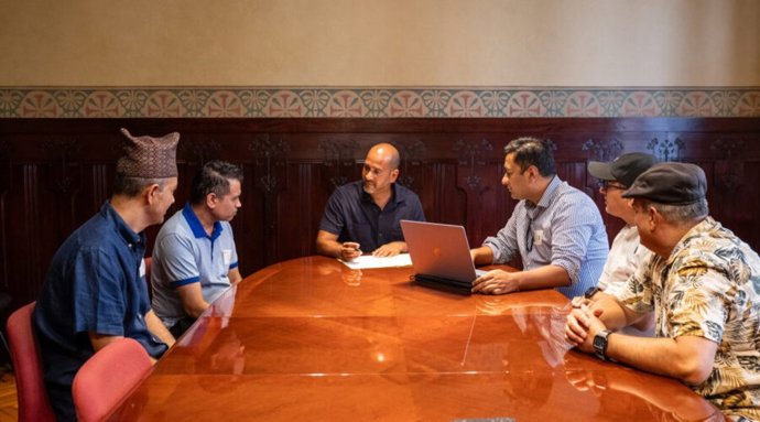 El comisionado Richard Sánchez con representantes de la comunidad nepalí en Barcelona