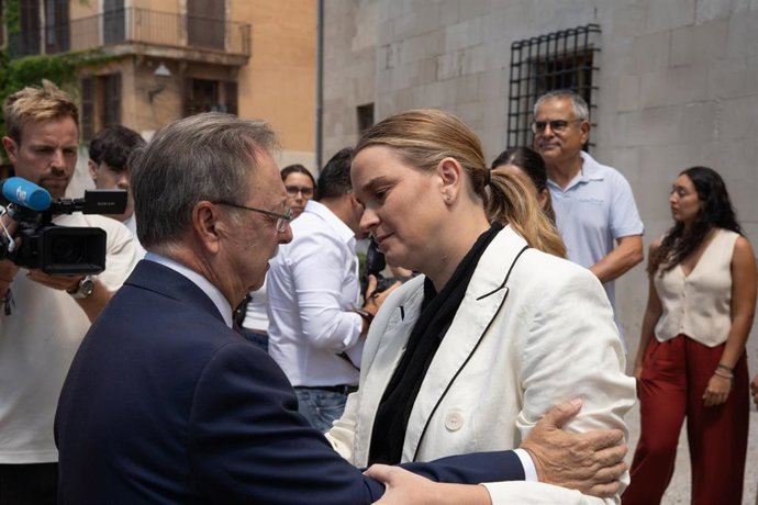 La presidenta del Gobierno de las Islas Baleares, Marga Prohens (d), y el presidente de Ceuta, Juan Jesús Vivas (i), durante una reunión en el Consolat de Mar, a 6 de agosto de 2026, en Palma, Islas Baleares (España).