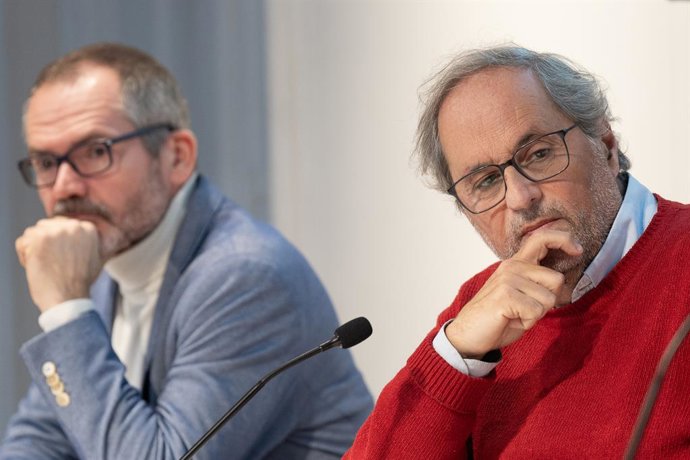 Archivo - L'ex-vicepresident primer del Parlament, Josep Costa (i), i l'ex-president de la Generalitat, Quim Torra (d), ofereixen una roda de premsa sobre el presumpte espionatge polític amb Pegasus