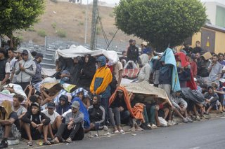 Diversos immigrants fan cua, a 1 de setembre de 2026, a Ceuta (Espanya). La Policia ha practicat tres expulsions de persones amb vincles amb el radicalisme de caràcter jihadista detectades a Ceuta després de l'entrada massiva a la ciutat espanyola del pa