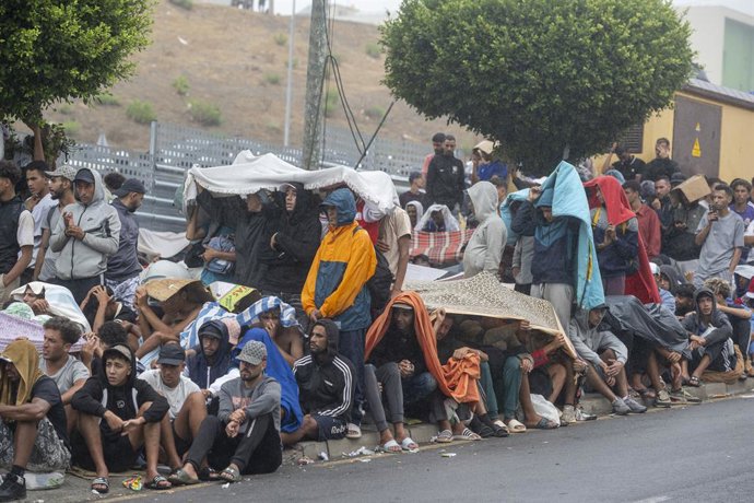 Diversos immigrants fan cua, a 1 de setembre de 2026, a Ceuta (Espanya). La Policia ha practicat tres expulsions de persones amb vincles amb el radicalisme de caràcter jihadista detectades a Ceuta després de l'entrada massiva a la ciutat espanyola del pa