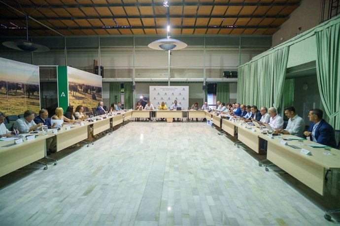 El consejero de Agricultura, Pesca, Agua y Desarrollo Rural, Ramón Fernández-Pacheco, preside la Mesa de Interlocución Pesquera y Acuícola.