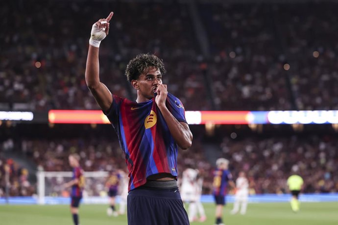 Lamine Yamal, do FC Barcelona, comemora após marcar o segundo gol de sua equipe durante a partida de futebol da liga espanhola, a LaLiga EA Sports, disputada entre o FC Barcelona e o Rayo Vallecano no estádio Spotify Camp Nou, em 31 de agosto de 2026, em 