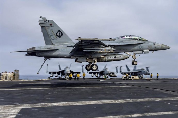 Un avión estadounidense despega para apoyar las operaciones en el marco del conflicto con Irán