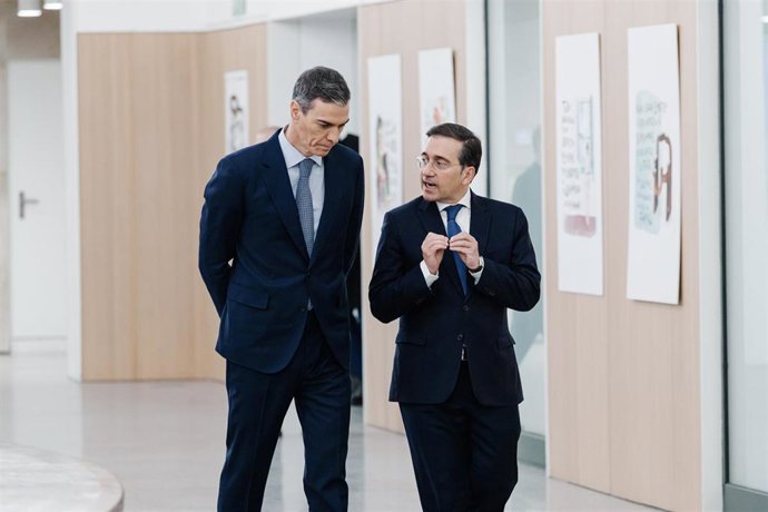 Archivo - El presidente del Gobierno, Pedro Sánchez, y el ministro de Exteriores, José Manuel Albares, durante la Conferencia de Embajadores y Embajadoras de España acreditados en el exterior, en el Ministerio de Asuntos Exteriores, a 8 de enero de 2026, 
