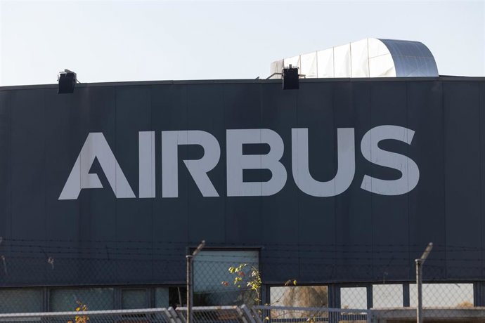 Trabajadores de Airbus se concentran a las puertas de la sede de Getafe, a 1 de septiembre de 2026, en Getafe, Madrid (España). 